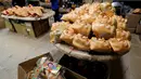 Topeng yang menyerupai wajah Donald Trump siap dikemas untuk dijual di Studio Ogawa, Saitama, Jepang (21/11). Mereka banyak memproduksi topeng berbagai bentuk, mulai dari politisi, monster, hingga artis terkenal. (Reuters/Toru Hanai)
