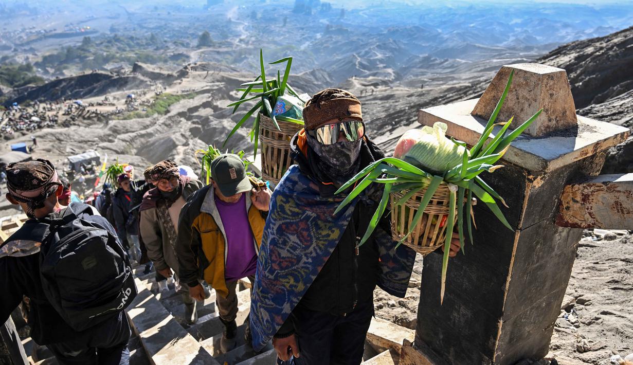 Para penganut Hindu dari komunitas Tengger mendaki gunung berapi aktif Bromo untuk mempersembahkan sesaji berupa beras, buah-buahan, ternak, dan barang-barang lainnya sebagai bagian dari festival Yadnya Kasada di dekat Probolinggo, Jawa Timur, Senin 1 Juni 2026. (JUNI KRISWANTO/AFP)