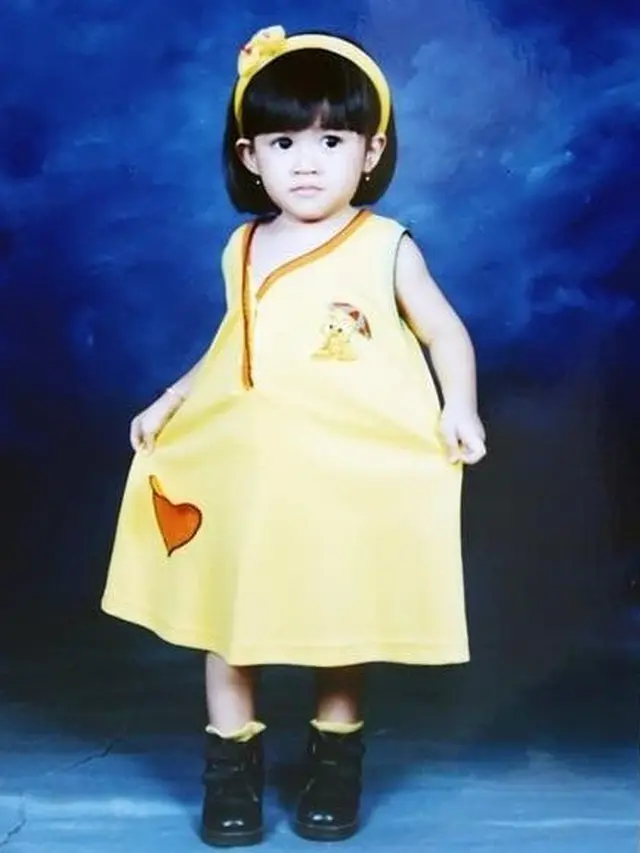 Genap 26 Tahun, Ini 7 Potret Masa Kecil Febby Rastanty yang Menggemaskan