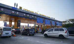 Kendaraan yang melewati gerbang tol Jasa Marga keluar dari wilayah Jabodetabek di periode libur Natal dan Tahun Baru. (dok Jasa Marga)