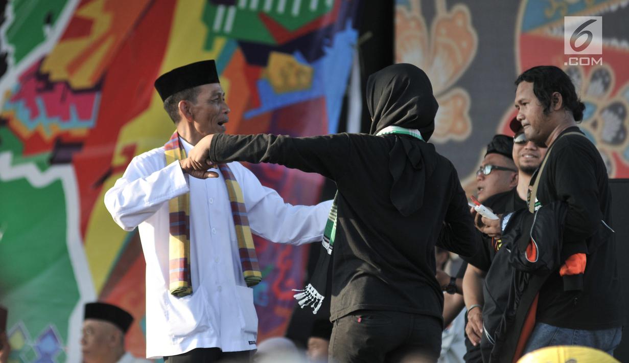 Warga menari saat Lebaran Betawi di Monas, Jakarta, Minggu (21/7/2019). Untuk pertama kalinya Lebaran Betawi digelar di Monas yang diisi oleh beragam seni dan budaya masyarakat Betawi dalam rangka memeriahkan HUT DKI Jakarta. (merdeka.com/Iqbal S. Nugroho)