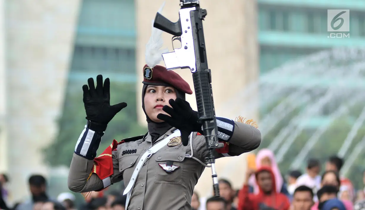 Anggota polisi wanita (polwan) dari Divisi Taktikal memperagakan kebolehan berakrobat senjata di area car free day, Bundaran Hotel Indonesia (HI), Jakarta, Minggu (28/4/2019). Kelihaian dipertontonkan dalam memeriahkan Hari Kartini yang jatuh pada 21 April 2019 lalu. (merdeka.com/Iqbal S. Nugroho)