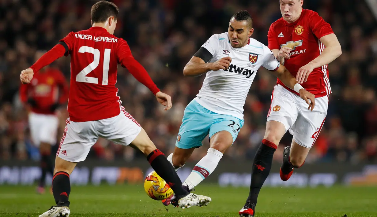 Gelandang West Ham, Dimitri Payet (tengah) berusaha melewati Phil Jones dan Ander Herrera pada pertandingan final Piala Liga (EFL Cup) di Stadion Old Trafford, Inggris, (1/12). MU menang telak atas West Ham dengan skor 4-1. (Reuters/Phil Noble)