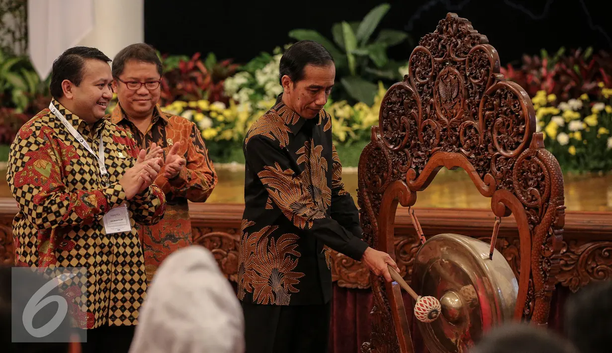 Presiden Joko Widodo memukul gong saat meresmikan Pembukaan Konvensi Nasional Humas (KNH) 2015 Perhimpunan Hubungan Masyarakat Indonesia di Istana Negara, Jakarta, Rabu (18/11/2015). (Liputan6.com/Faizal Fanani)