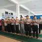 Sejumlah anggota kepolisian dan warga di Jambi menggelar Sholat Ghaib untuk korban bom Kampung Melayu. (Liputan6.com/Bangun Santoso)