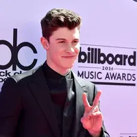 Shawn Mendes selalu santai dan leluasa ketika dirinya di lontarkan beberapa pertanyaan dari awak media tentang kisah cintanya. (AFP/Bintang.com)