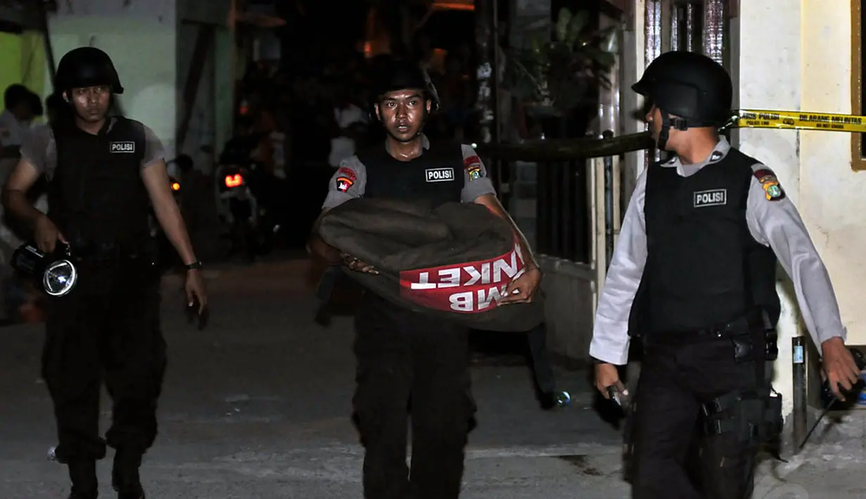 Sebuah paket diduga bom ditemukan di Jalan Cipinang Pulo, Jatinegara, Jakarta Timur, (9/10/14). (Liputan6.com/Johan Tallo)