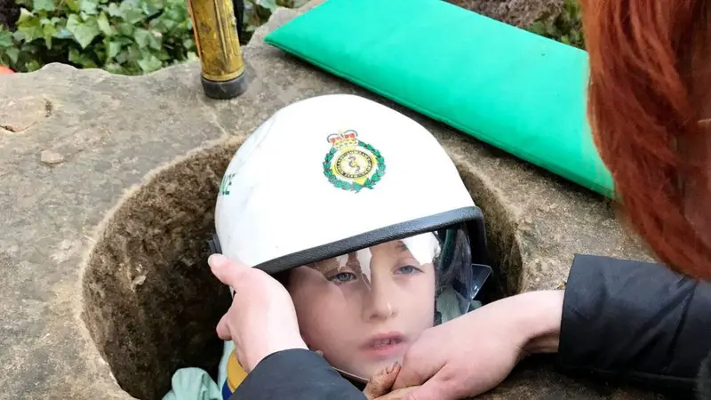 Bocah tersangkut di monumen lubang batu di National Trust. (West Midlands Fire Service)