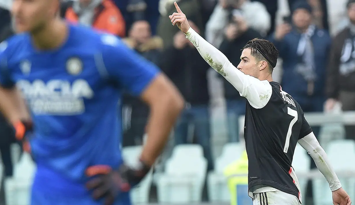 Penyerang Juventus, Cristiano Ronaldo (kanan) berselebrasi usai mencetak gol keduanya ke gawang Udinese selama pertandingan lanjutan Liga Serie A Italia di Stadion Allianz di Turin (15/12/2019). Juventus menang 3-1 atas Udinese. (Alessandro Di Marco / ANSA via AP)