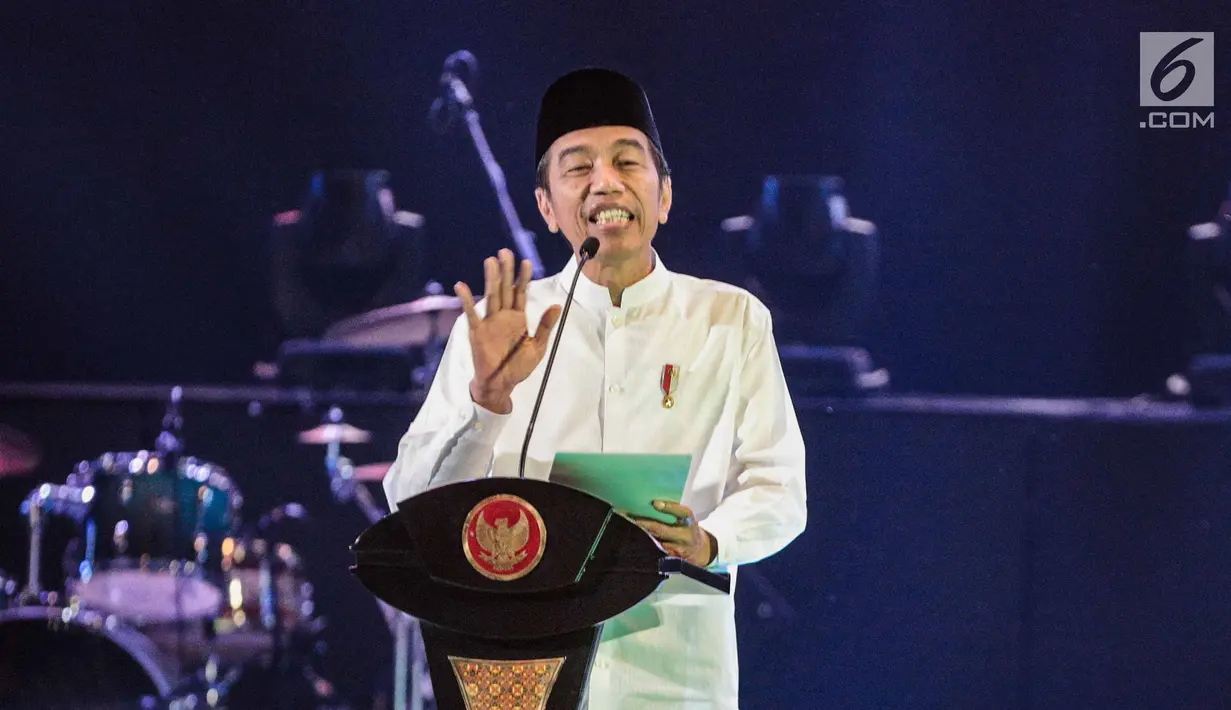 Presiden Joko Widodo memberikan paparan saat menghadiri konsolidasi calon legislatif Partai Kebangkitan Bangsa (PKB) Pemilu 2019 sekaligus haul Abdurrahman Wahid, Gus Dur di Balai Sarbini, Jakarta, Senin (17/12). (Liputan6.com/Faizal Fanani)