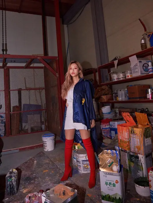 Untuk mengejar mimpi dan menghidupi dirinya selama di Seoul, Heize pun melakukan tiga pekerjaan paruh waktu sekaligus dalam satu hari. Ia bekerja sebagai pelayan di kafe, restoran, dan toko roti. (Foto: instagram.com/heizeheize)