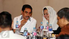 Kepala BNPT Komjen Pol Suhardi Alius (kedua kiri) berbincang dengan Direktur Wahid Institute, Yenny Wahid di Jakarta, Senin (28/11). Keduanya bertemu dalam Seminar 'Mempromosikan Kerukunan Sosial-Keagamaan di Indonesia. (Liputan6.com/Helmi Fithriansyah)