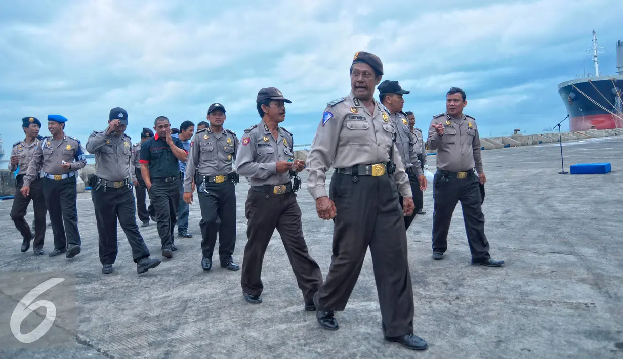 Petugas gabungan TNI-Polri melakukan persiapan di Pelabuhan Tanjung Emas Semarang, Minggu (24/1/2016). Persiapan dilakukan untuk mengamankan kedatangan Anggota Gafatar. (Foto:Gholib)
