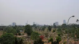 Area pemakaman umum DKI Jakarta terus menipis dengan total keseluruhan yang ada 596,68 hektare, Senin (13/10/14). (Liputan6.com/Johan Tallo)  