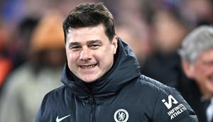 Pelatih Chelsea, Mauricio Pochettino, tersenyum setelah anak asuhnya berhasil mengalahkan Crystal Palace pada laga Liga Inggris di Stadion Selhurst Park, London, Selasa (13/2/2024). Kemenangan ini krusial bagi Chelsea untuk memutus tren negatif dua kekalahan beruntun di Liga Inggris. (AFP/Glyn Kirk)