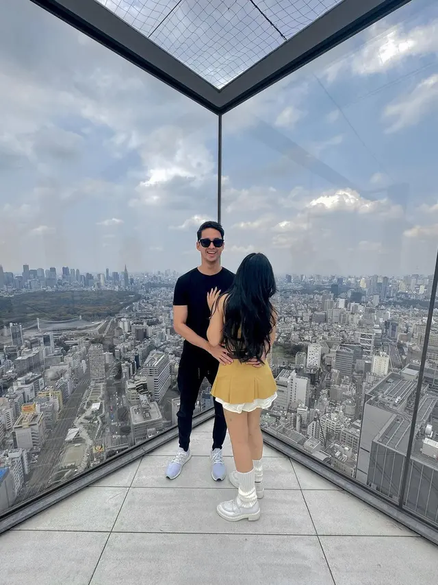 Tampil Mesra, 7 Potret Liburan Rachel Vennya dan Salim Nauderer Ke Jepang