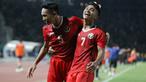Selebrasi pemain Timnas Indonesia U-22, Rizky Ridho Ramadhani (kiri) dan Marselino Ferdinan setelah terjadinya gol kedua ke gawang Thailand yang dicetak Ramadhan Sananta pada laga final cabor sepak bola SEA Games 2023 di National Olympic Stadium, Phnom Penh, Kamboja, Selasa (16/5/2023). (Bola.com/Abdul Aziz)