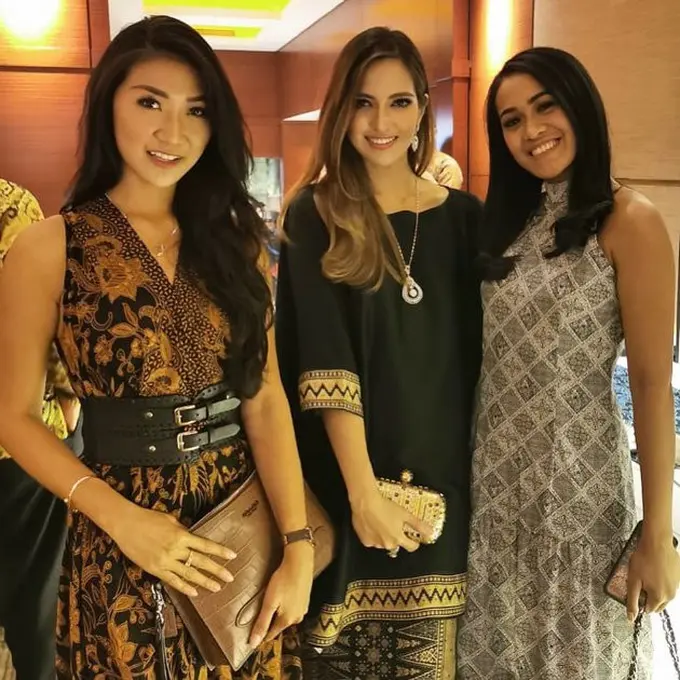 7 Potret Nia Ramadhani dengan Kalung Unik yang Curi Perhatian