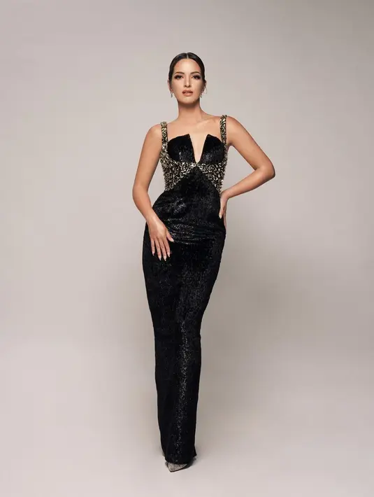 Nia Ramadhani kenakan gaun sequin hitam dari Hian Tjen. Fitted dress ini dipadukan dengan strap belt emas yang elegan [@ramadhaniabakrie]