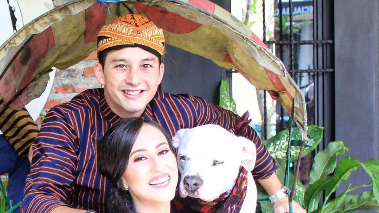 Mike Lewis dan Janisaa Pradja