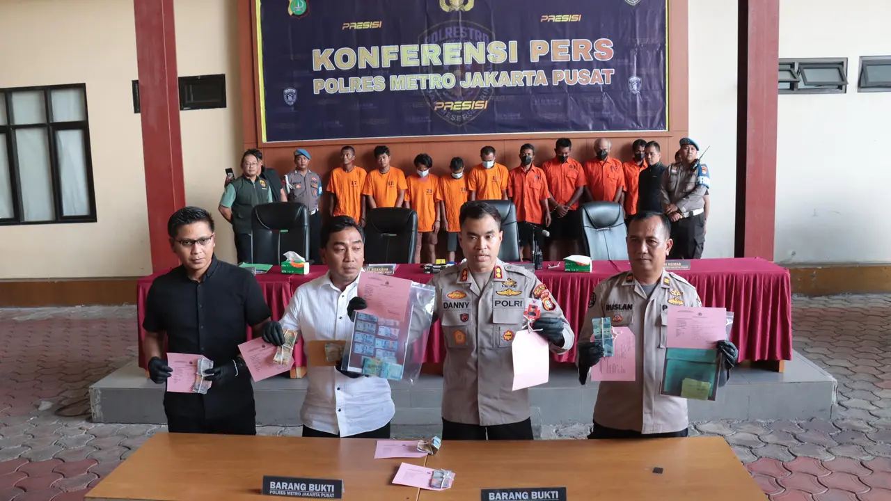 Satreskrim Polres Metro Jakarta Pusat mengamankan 28 orang yang diduga terlibat aksi premanisme di wilayah Jakarta Pusat, sembilan di antaranya ditetapkan sebagai tersangka. (Merdeka.com/Rahmat Baihaqi)