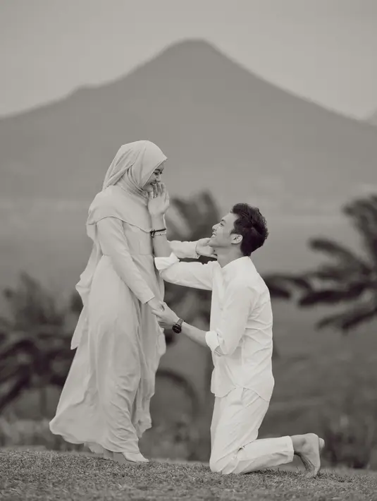 Akhirnya Dinda melakukan istikharah, yakni berdoa dan meminta petunjuk kepada sang pencipta mengenai calon imamnya. Doa-doanya pun akhirnya terjawab hingga akhirnya Dinda memilih Rey. (Instagram/dindahw)