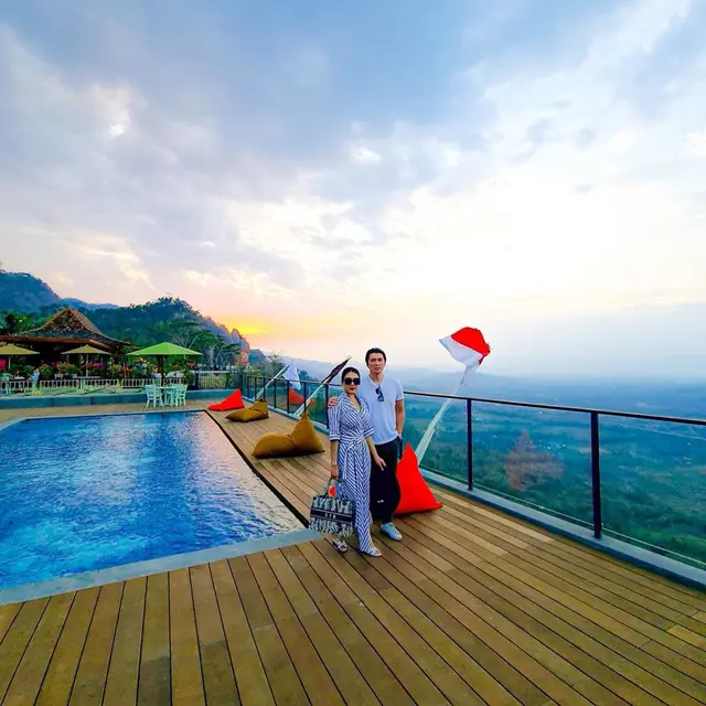 Usai Dari Bromo Ini 7 Momen Liburan Syahrini dan Reino Barack ke Borobudur