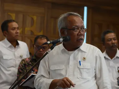 Menteri Pekerjaan Umum dan Perumahan Rakyat, Basuki Hadimuljono memberikan penjelasan terkait penembakan terhadap 31 pekerja yang tengah membangun Trans Papua saat konferensi pers di Kementerian PUPR, Jakarta, Selasa (4/12). (Merdeka.com/Imam Buhori)