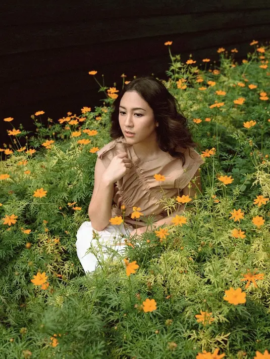 Selain itu, beberapa kali Sherina pun unggah pemotretannya saat berada di kebun bunga. Penampilannya pun sangat menawan di antara bunga-bunga nan cantik. Ia pun tuai pujian dari banyak netizen. (Liputan6.com/IG/sherinasinna)