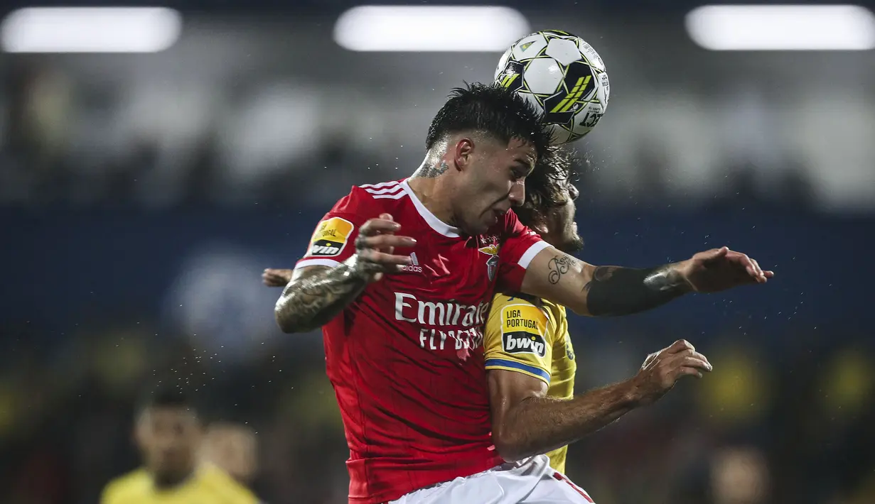 Pemain Benfica, Enzo Fernandez (kiri) berebut bola dengan pemain GD Estoril Praia, Francisco Geraldes pada laga lanjutan Liga Portugal di Antonio Coimbra da Mota Stadium, Lisbon, 6 November 2022. Enzo diboyong menuju Stamfordbridge, Chelsea dengan harga fantastis yaitu 121 juta euro pada bursa transfer Januari 2023. (AFP/Carlos Costa)