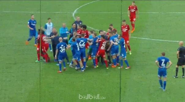 Dinamo Moscow sukses mengalahkan rival sekotanya Spartak Moscow 1-0 dalam derby panas di Liga Rusia yang berakhir dengan kericuhan...