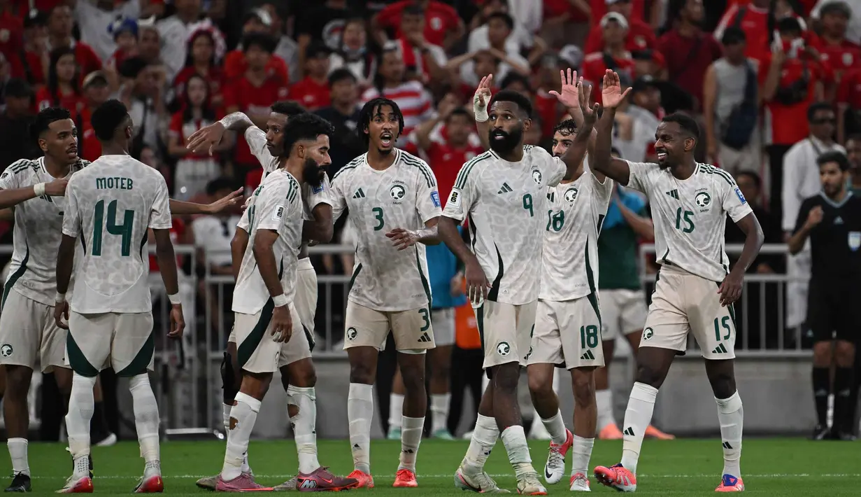 Hingga akhir pertandingan, skor 2-3 untuk keunggulan Arab Saudi tidak berubah. Dengan hasil ini, Timnas Indonesia menjadi juru kunci klasemen sementara Grup B dengan 0 poin, sedangkan Arab Saudi di posisi teratas dengan tiga poin. Laga selanjutnya, Timnas Indonesia menghadapi Irak pada Minggu (12/10/2025). Tampak dalam foto, Pemain Arab Saudi, Feras Albrikan (kedua dari kanan) merayakan gol ketiga timnya pada pertandingan pertama Grup B Putaran 4 Kualifikasi Piala Dunia 2026 zona Asia melawan Indonesia di Stadion Alinma Bank, King Abdullah Sports City, Jeddah, Arab Saudi, Rabu 8 Oktober 2025 waktu setempat atau Kamis (9/10/2025) dini hari WIB. (AP Photo)