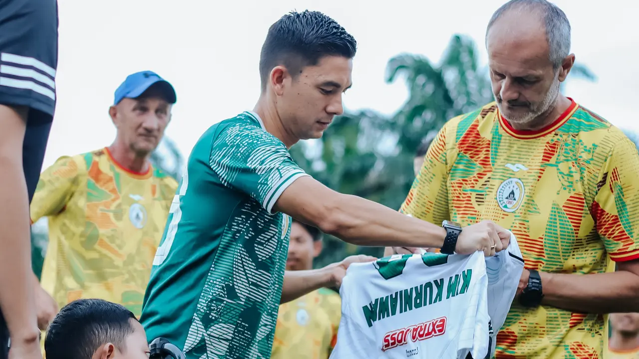 FOTO Suporter Cilik PSS dan Idolanya