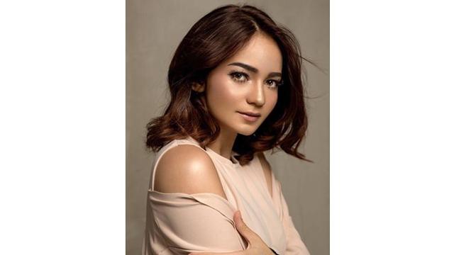 Dengan makeup matte, wanita 27 tahun ini terlihat lebih dewasa dan bikin pangling.