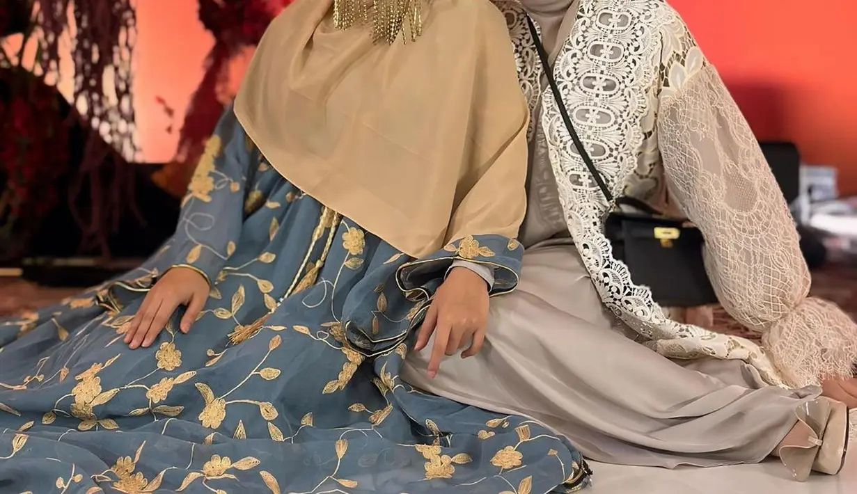 Clara Shinta juga tak kalah menawan mengenakan lace outerwear dan headpiece silver yang berkilauan. [@clarashintareal]