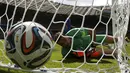 Yunani tak berdaya saat berlaga melawan Kolombia di penyisihan Piala Dunia 2014 Grup C di Belo Horizonte, Brasil, (14/6/2014). (REUTERS/Paulo Whitaker) 