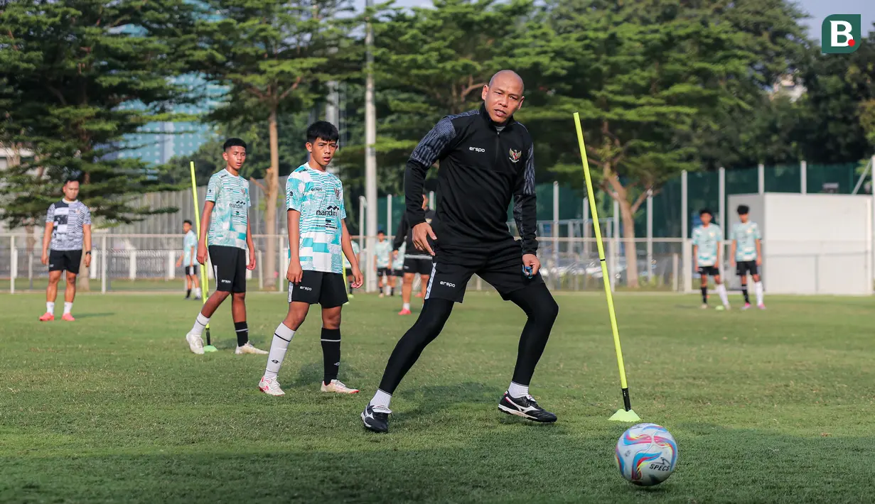 Pelatih Timnas Indonesia U-17, Nova Arianto memberikan arahan kepada pemainnya saat seleksi yang berlangsung di Lapangan B, Kompleks Stadion Utama Gelora Bung Karno (SUGBK), Senayan, Jakarta, Kamis (08/08/2024). (Bola.com/Bagaskara Lazuardi)