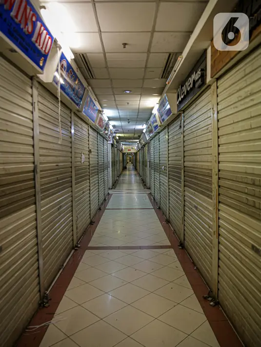Suasana sejumlah toko yang sudah mulai tutup di Pasar Tanah Abang, Jakarta Pusat, Selasa (11/6/2021). Pasar Tanah Abang akan tutup sementara pada 12 hingga 18 Mei mendatang guna menyambut libur lebaran dan perawatan rutin. (Liputan6.com/Faizal Fanani)
