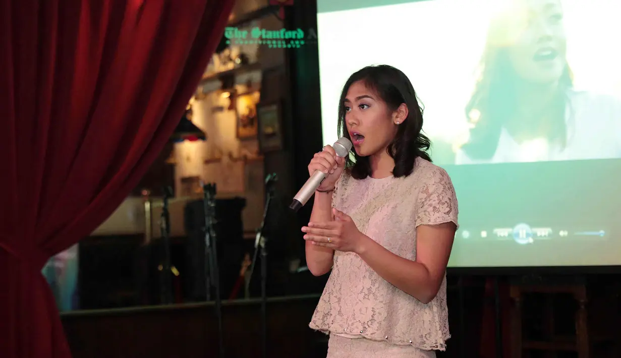 Penampilan putri Wakil Ketua DPR Fadli Zon, Shafa Sabila Fadli saat membawakan lagu selama launching single lagu terbarunya di Jakarta, Sabtu (6/1). Shafa melauncing dua lagu berjudul 'Hope' dan 'Kita Jalin Rasa'. (Liputan6.com/Johan Tallo)