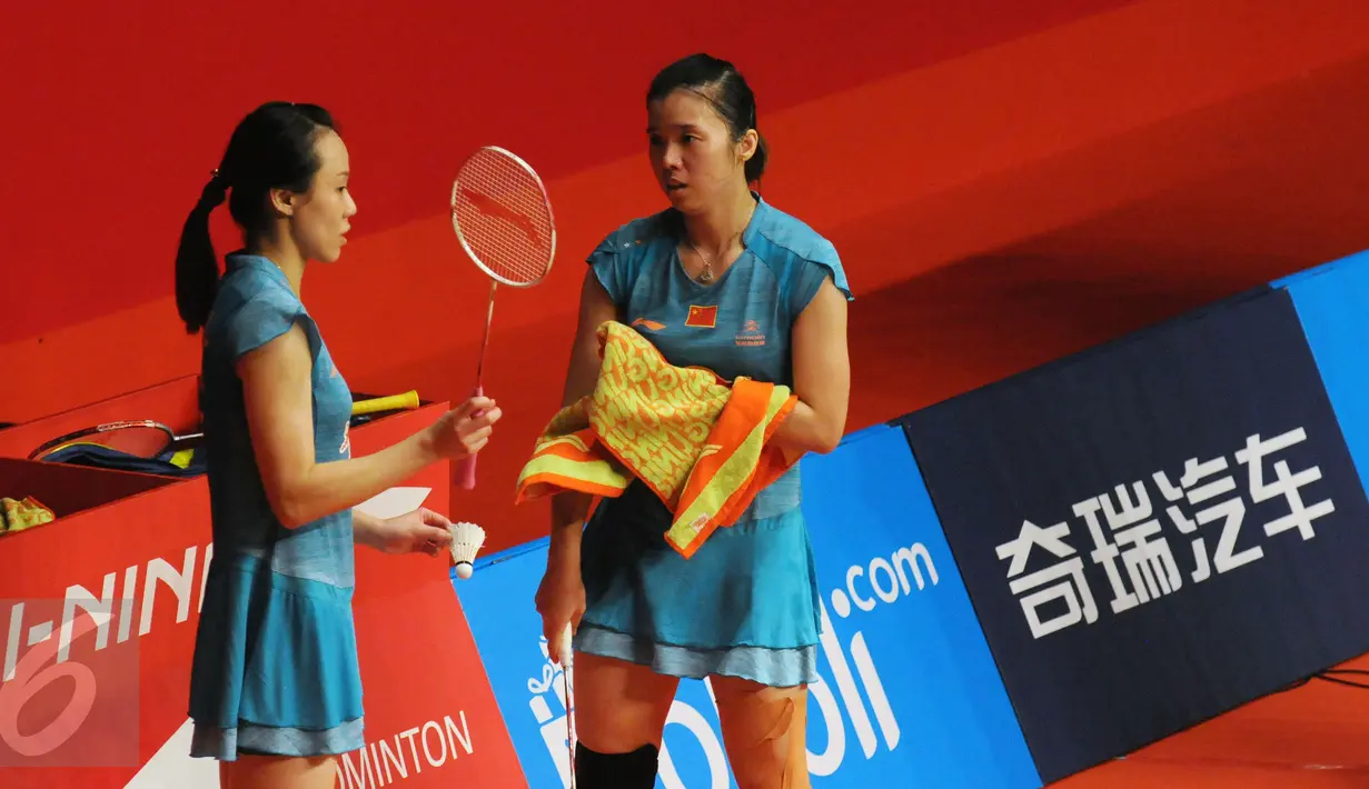 Ganda putri Tiongkok, Tian Qing (kanan) berbincang dengan Zhao Yunlei saat melawan Greysia Polii/Nitya di Total BWF World Championships 2015, Jakarta, Sabtu (15/8/2015). Tian Qing/Zhao Yunlei unggul 21-8, 21-16. (Liputan6.com/Helmi Fithriansyah)