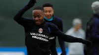 Penyerang Inggris, Raheem Sterling menggiring bola saat mengikuti latihan di Spartak Zelenogorsk, St. Petersburg, Rusia,(2/7). Inggris akan berhadapan dengan Kolombia pada babak 16 besar Piala Dunia 2018. (AP Photo / Alastair Grant)