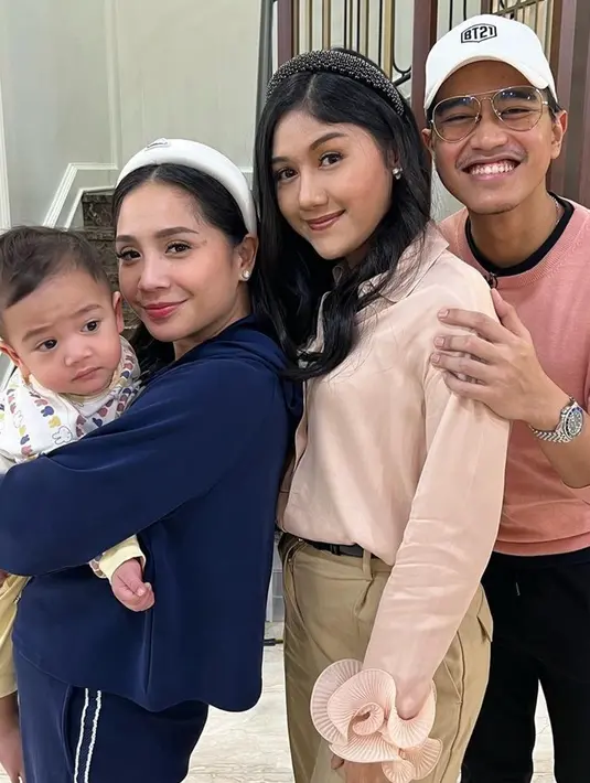 Berbeda dengan dua unggahan Erina Gudono yang bikin salah fokus dan dicurigai tengah mengandung, postingan terbaru Nagita Slavina bareng erina Gudono malah tidak bikin netizen salah fokus. Pasalnya di kolom komentar tak banyak netizen yang menanyakan soal perut buncit dan kehamilan Erina Gudono. (Liputan6.com/IG/@erinagudono)