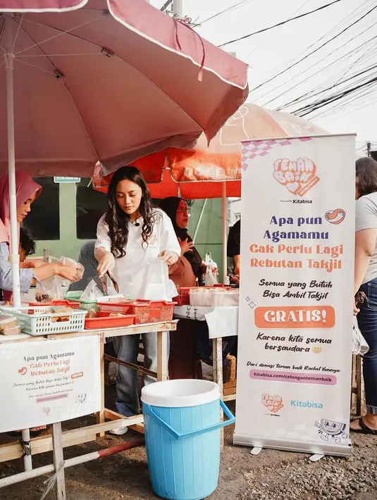 Sedangkan Rachel Vennya memadukan kaus putihnya dengan celana jeans, dan sneakers putih. [Foto: Instagram/rachelvennya]