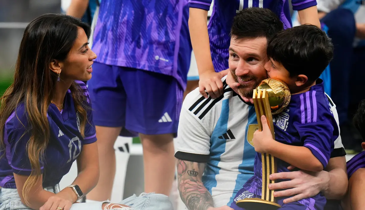 Pemain Argentina Lionel Messi bersama keluarganya merayakan kemenangan atas Prancis pada pertandingan sepak bola final Piala Dunia 2022 di Stadion Lusail, Lusail, Qatar, 18 Desember 2022. Argentina menang 4-2 atas Prancis melalui drama adu penalti setelah pertandingan berakhir imbang 3-3. (AP Photo/Manu Fernandez)