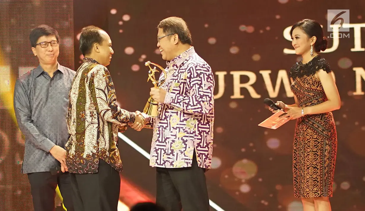 Humas BNPB Sutopo Purwo Nugroho bersalaman dengan Menkominfo Rudiantara saat menerima penghargaan kategori Khusus Pengabdian Masyarakat dalam ajang Liputan6 Awards di Jakarta, Sabtu (25/5/2019). (Liputan6.com/Immanuel Antonius)