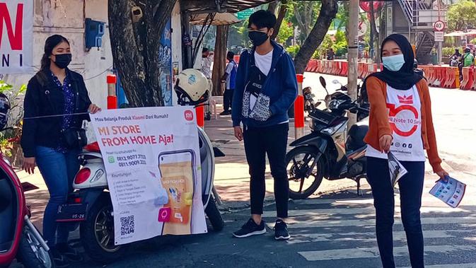 Siasati PPKM Level 4, Karyawan Mi Store Promosi di Jalanan Surabaya - Vimarsana News