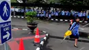Seorang PNS Kemdagri bersiap mengikuti upacara peringatan Hari Ibu ke-86, Jakarta, Senin (22/12/2014). (Liputan6.com/Johan Tallo)