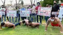 Pemilik dan pelatih gym memegang spanduk saat protes menuntut pemerintah membuka kembali pusat kebugaran di Amritsar, India, Minggu (7/6/2020). Mereka meminta aktivitas tempat olahraga gym juga diizinkan buka setelah pelonggaran lockdown, bukan hanya kegiatan perekonomian. (NARINDER NANU/AFP)