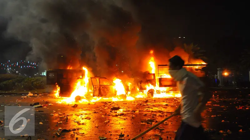 20161104- Pendemo Bakar Mobil di Kawasan Monas -Jakarta- Angga Yuniar