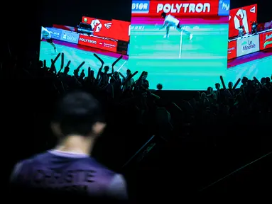 Para penonton memberikan dukungan kepada pebulu tangkis tunggal putra Indonesia, Jonatan Chirstie dalam laga semifinal Indonesia Open 2026 melawan wakil Thailand, Panitchaphon Teeraratsakul di Istora Senayan, Jakarta, Sabtu (06/06/2026). (Bola.com/Bagaskara Lazuardi)